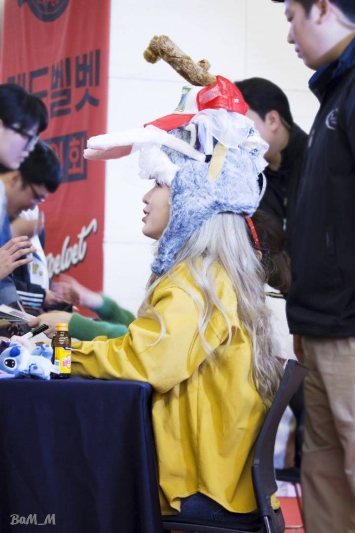 [레드벨벳] 팬싸에서 또 머리에 탑 쌓는 실시간 웬디 | 인스티즈