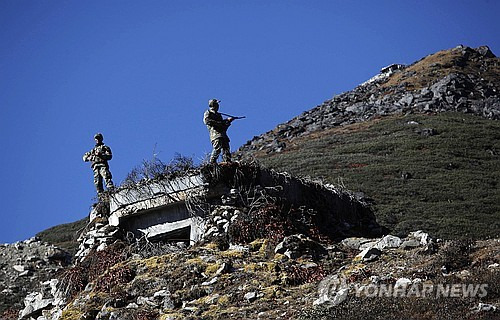 중국과 접경한 인도 동북부 아루나찰 프라데스 주 부믈라 지역에서 인도 군인들이 경계를 서고 있다.[AP=연합뉴스 자료사진]