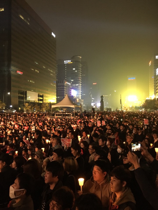 5일 광화문 광장에서 열린 ‘모이자, 분노하자, 내려와라 박근혜’ 2차 범국민행동 문화제에 시민들이 촛불을 들고 있다. 이날 집회는 밤 9시를 기점으로 공식 행사를 종료했으며 큰 충돌없이 평화적으로 마무리됐다. /정수현기자